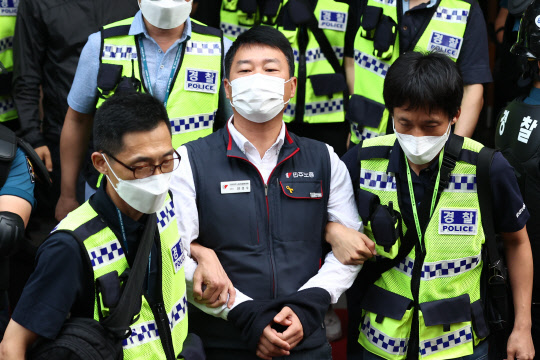 양경수(가운데) 민주노총 위원장이 2일 오전 서울 중구 민주노총 사무실에서 경찰에 연행되고 있다.   연합뉴스